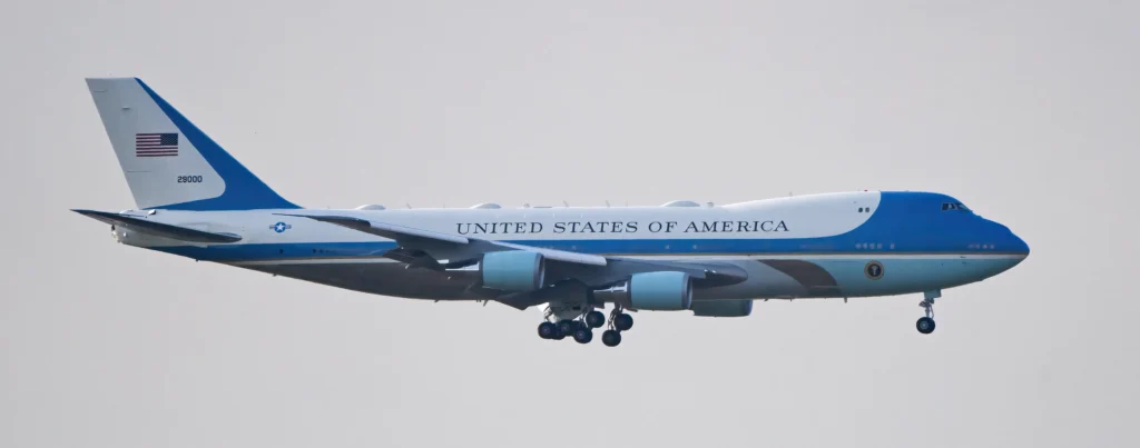 Air Force One VC-25A/92-9000 approaches PHL from the south.